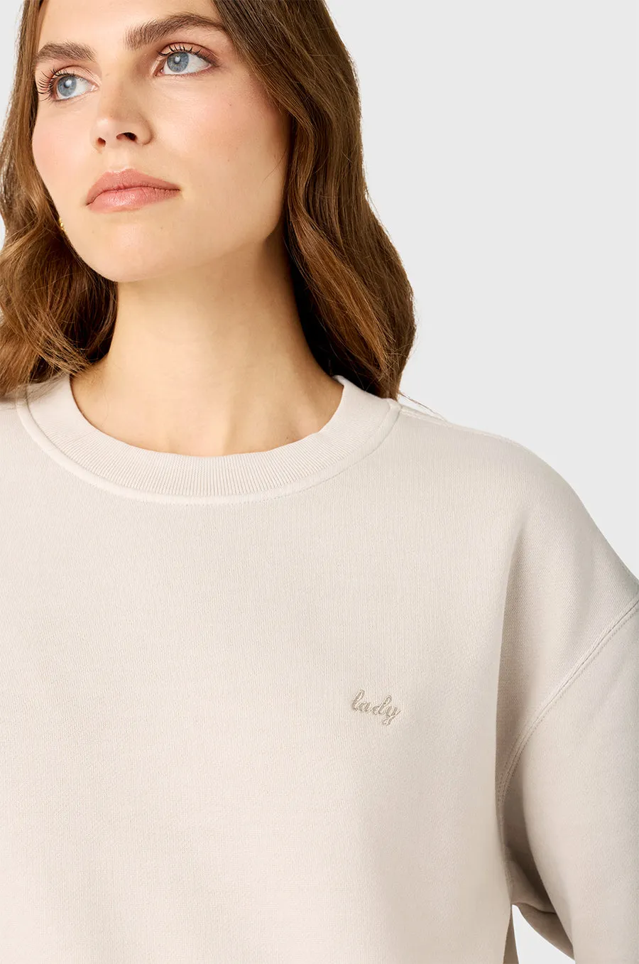 TOMBOY CREWNECK IN WASHED ECRU LADY EMBROIDERY